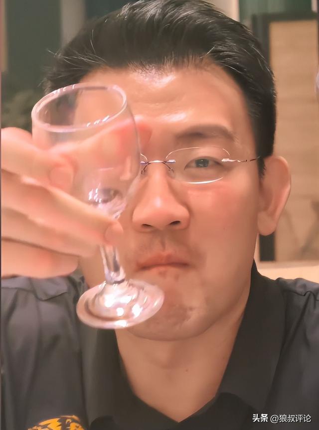 饿了?拉门斯被拍到在比利时替补席啃苹果
