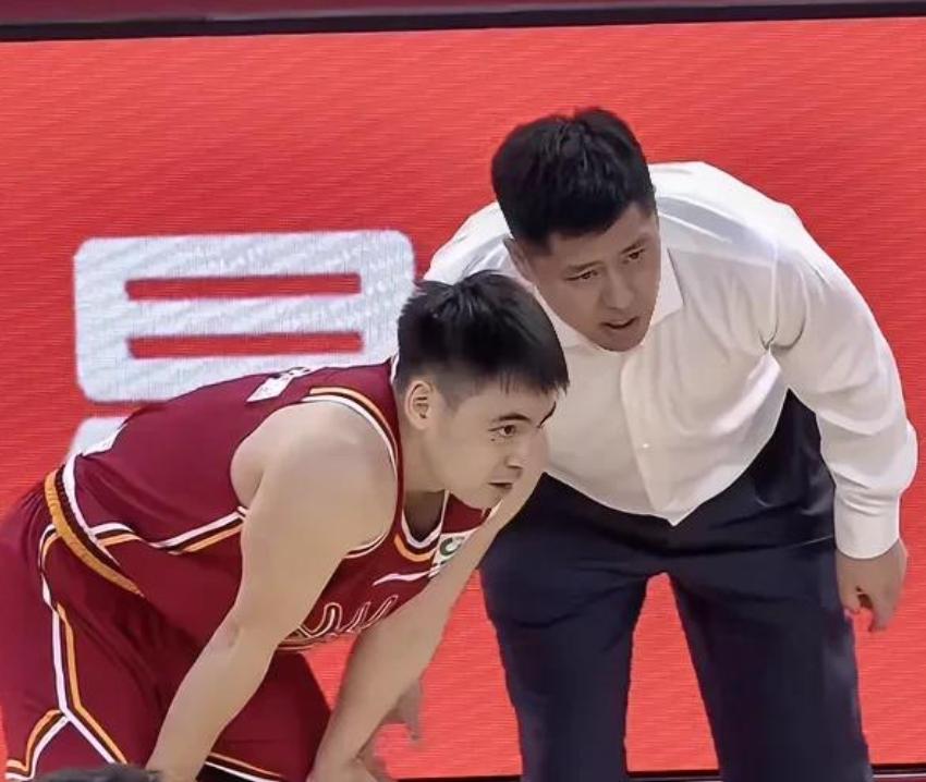 火箭两年合同签下签湖人后场大闸，他们并没有使用全额中产特例？