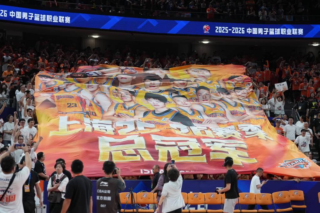 被全城痛骂了20年的“最烂老板”，靠尼克斯夺冠躺赚100亿