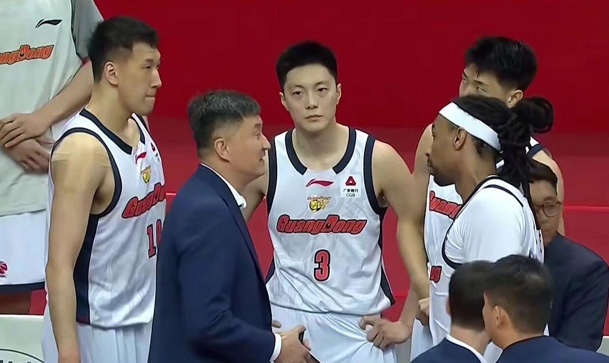阿奴诺比将获斯凯奇个人签名球鞋